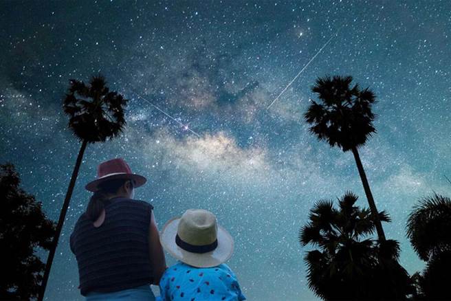 仰望美麗銀河觀賞流星雨。　圖：秧悦美地度假酒店／提供