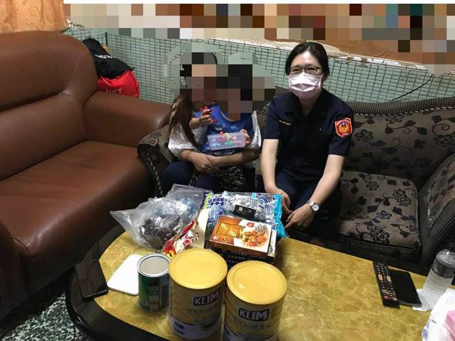 高市警局婦幼隊女警陳智萍對蔡姓小兄弟一家4口陷入生活困頓伸援手，送奶粉和營養品到蔡家。（翻攝照片／石秀華高雄傳真）