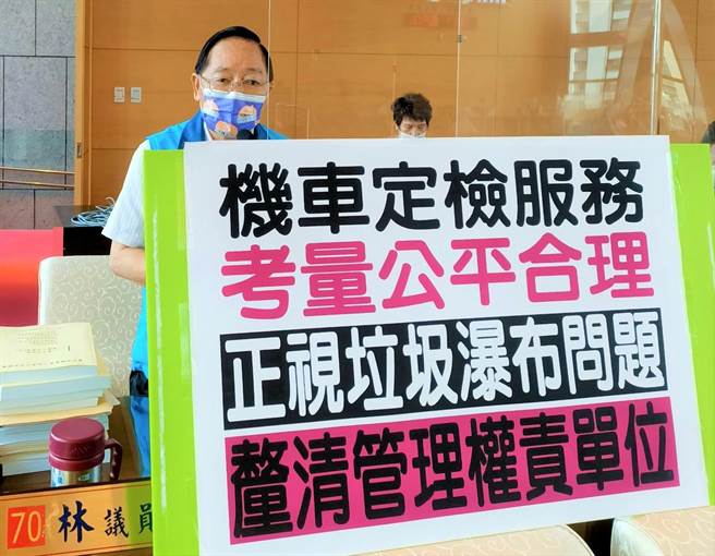 台中市议员林荣进13日质询指出，和平区以大自然取胜，却惊现垃圾瀑布，而且不只一处，沿途都被垃圾淹没。（卢金足摄）