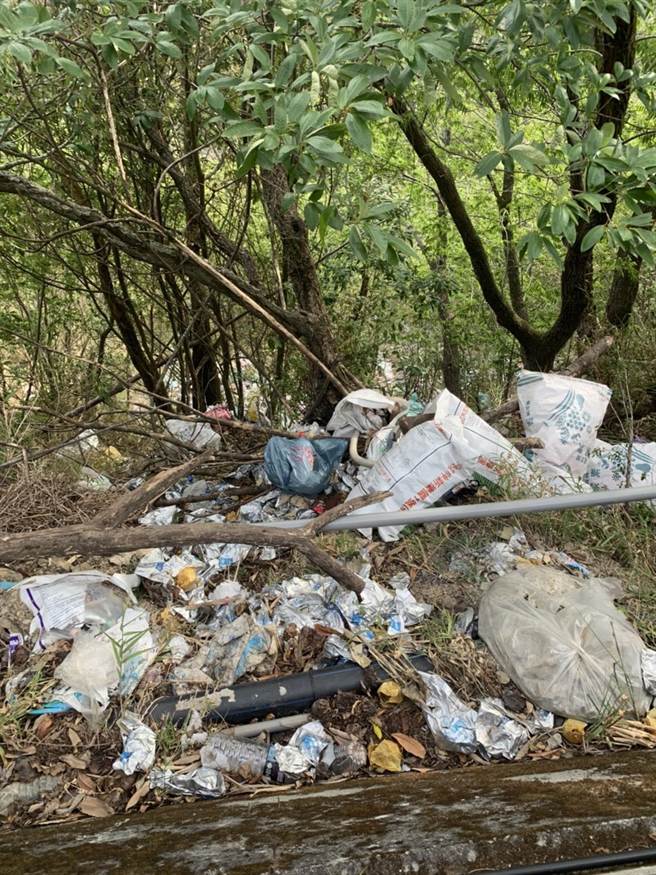 台中市议员林荣进公布环山部落产业道路大自然美景沦垃圾山，鸟语花香飘来垃圾恶臭味。（台中市议员林荣进服务处提供／卢金足台中传真）