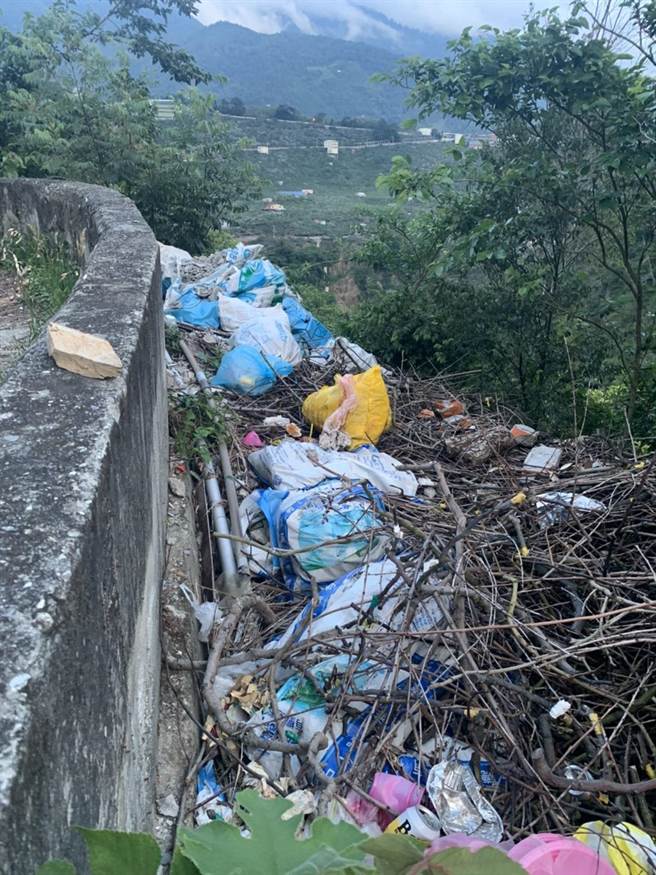 台中市议员林荣进呼吁环保局责成和平区公所清洁队，加强稽查，别让垃圾瀑布污染德基水库水源地。（台中市议员林荣进服务处提供／卢金足台中传真）