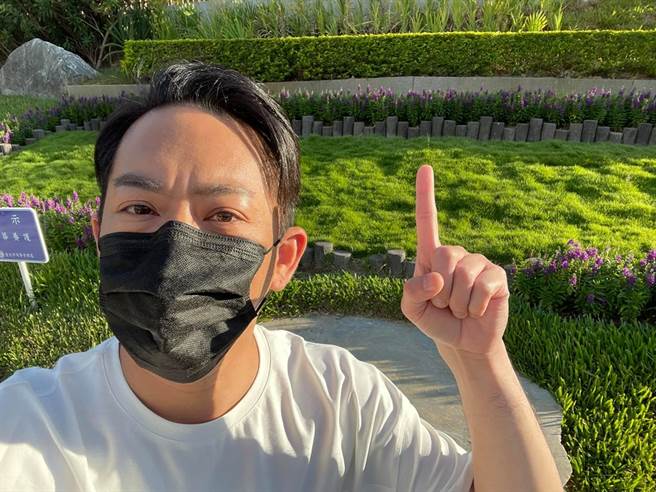 Junior上月到阳明山探望小鬼。（图／翻摄自Junior 韩宜邦脸书）