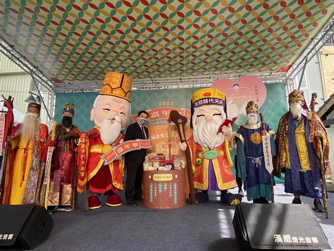 七夕嘉年华《昭和恋人-老派约会日》记者会，请出多家庙宇月老们 。（曹婷婷摄）