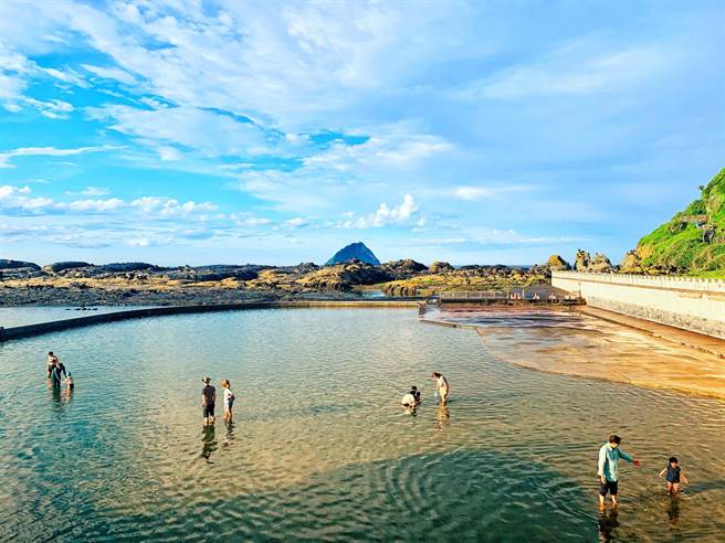 睽違3個月的基隆市和平島公園戶外水池「藍海水池」，13日首度解封，雖1天限制500人，但仍吸引遊客前往戲水。（和平島公園提供／張穎齊基隆傳真）