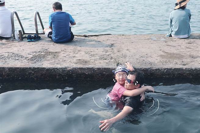 睽違3個月的基隆市和平島公園戶外水池「藍海水池」，13日首度解封，雖1天限制500人，但仍吸引遊客前往戲水。（和平島公園提供／張穎齊基隆傳真）