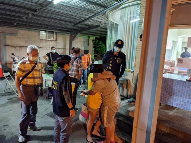 高市警局少年队警方在台中找到失踪的国二少女，让母女俩相拥而泣。（翻摄照片／石秀华高雄传真）