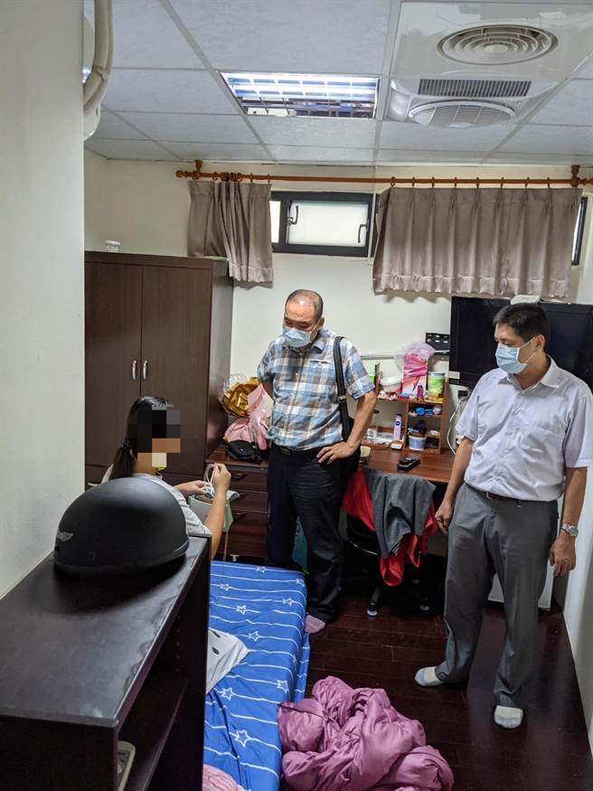 高市少年队警方在少女的台中网友出租套房寻获少女，让少女家人松了一口气。（翻摄照片／石秀华高雄传真）