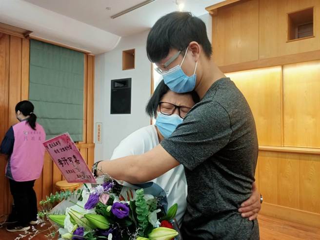 在宜兰县政府的表扬典礼上，卢泳丞与母亲紧紧相拥，感动在场眾人。（胡健森摄）