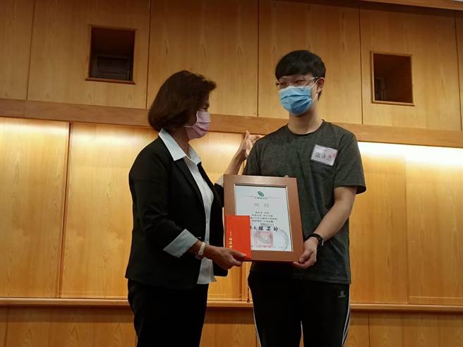  宜兰县长林姿妙颁发表扬状给卢泳丞，并轻拍卢的肩膀，勉励他继续加油、努力。（胡健森摄）