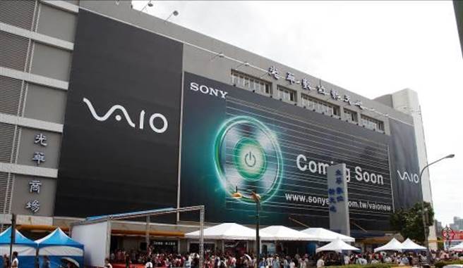 光华数位新天地为欢度13周年庆，14日至9月12日止，来馆或至网路商城消费满1000元，就有机会抽到价值4万2900元的强效笔电。（北市市场处提供／张颖齐台北传真）