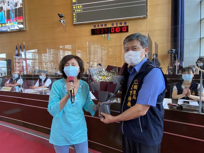 台中市議員黃馨慧13日利用市議員警消環衛業務質詢時，送上滿天星花束給衛生局長曾梓展打氣。（盧金足攝） 