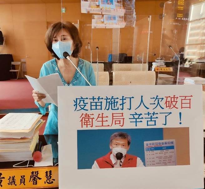 台中市議員黃馨慧抨擊，疫苗登記唐鳳系統，預約月餘未收到簡訊通知，民眾心中恐慌。（盧金足攝）