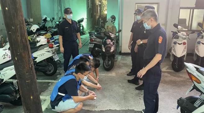 24岁陈姓男子与23岁郑姓男子不满槟榔西施态度不好，找来7部车包围砸店，遭警方逮捕法办。（翻摄画面）