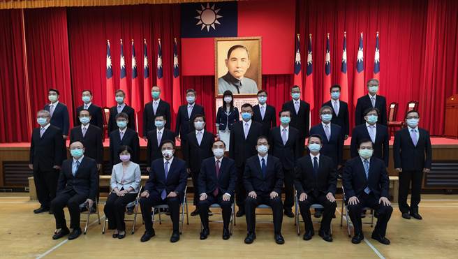法务部20名政风高阶主管职务异动，13日上午举行联合宣誓典礼，图为礼成大合照。（黄捷摄）