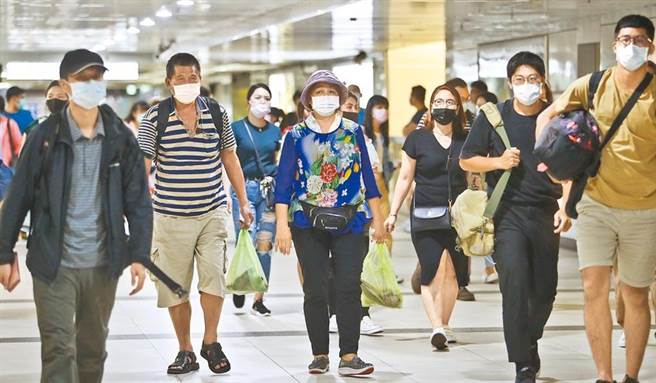 國內疫情趨緩但仍不能掉以輕心。圖為民眾戴口罩搭捷運的情景。（資料照／鄧博仁攝）