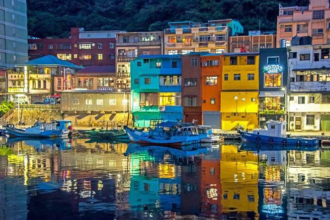 七夕情人节14日将至，基隆市政府特别规画5条超浪漫散步路线，景点包括正滨渔港彩色屋等地，欢迎来放闪。（基市府提供／张颖齐基隆传真）