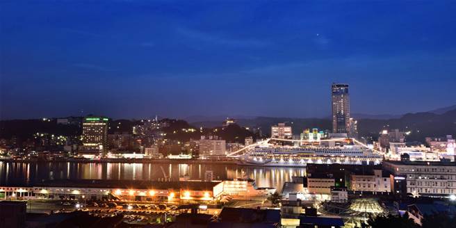 七夕情人节14日将至，基隆市政府特别规画5条超浪漫散步路线，景点包括从地标观景台眺望基隆港夜景，欢迎来放闪。（基市府提供／张颖齐基隆传真）