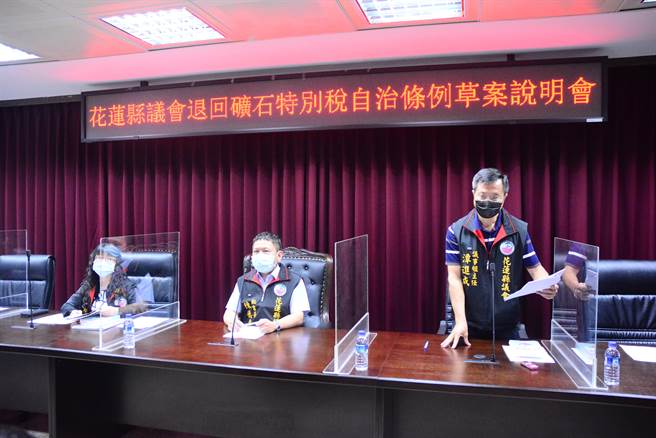 花蓮縣議會秘書長陳德惠（中）率法制室主任余玉琳（左）、議事組主任潭進成（右）召開記者會，強調議會依相關法令規定，符合職權進行審查。（王志偉攝）