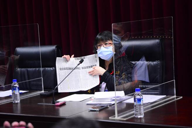 余玉琳引用程序委員會相關法令解釋，強調退回礦石稅草案，依法有據。（王志偉攝）