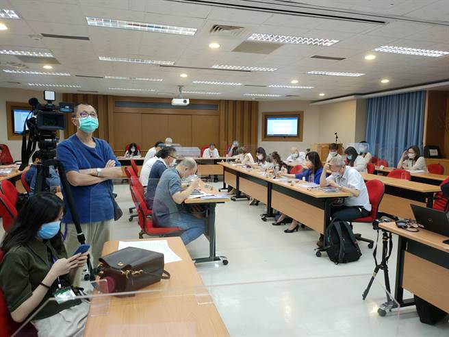 大考中心今(13)日召开考试委员会，会中指出今年指考试场违规共249件，另有47件答案卷违规案。(李侑珊摄)