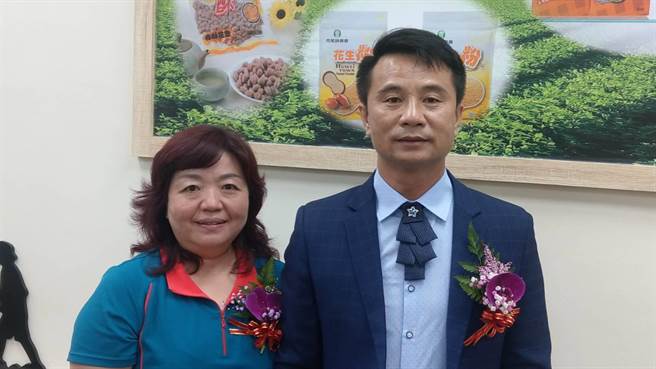 雲林縣虎尾農會總幹事選舉一波多折，前保險部主任蔡武吉（右）今獲全票數通過，左為代理總幹事供銷部主任林惠雯。（周麗蘭攝）