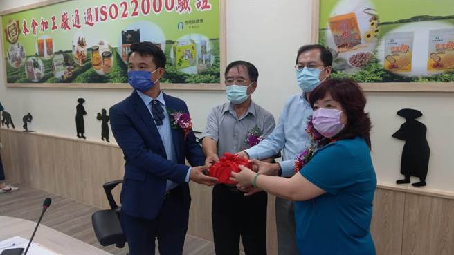 虎尾鎮農會新任總幹事蔡武吉（左起）在理事長丁榮義、農業處長吳芳銘監交下，從代理總幹事供銷部主任林惠雯手中接下印信。（周麗蘭攝）