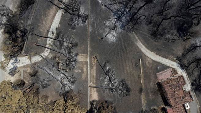 希腊数以百计消防人员今天仍在野火肆虐灾区，忙着控制新窜起的火苗。这场夏季燎原大火已成为总理米佐塔基斯口中「希腊数十年来最大生态灾难」。(图/路透社)