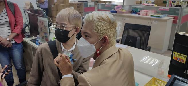 跨國伴侶阿古與信奇今天完成登記。（林良齊攝）