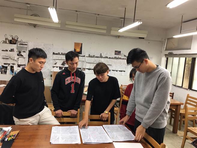 刚毕业的台师大东亚系校友陈希晟（右2），透过台大系统跨校辅系平台，成功取得台科大建筑系辅系学位。图为陈希晟与3校联盟同学在课堂讨论。(台师大提供／李侑珊台北传真)