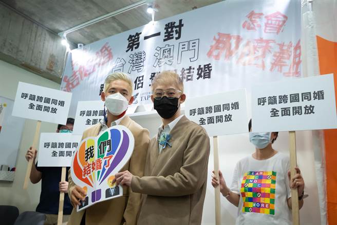 台灣籍男子信奇（左起）與澳門伴侶阿古經台北高等行政法院於今年5月6日宣判勝訴後，13日前往中正戶政事務所登記結婚，成為台灣史上第一對台灣與澳門籍跨國同性配偶。（羅永銘攝）