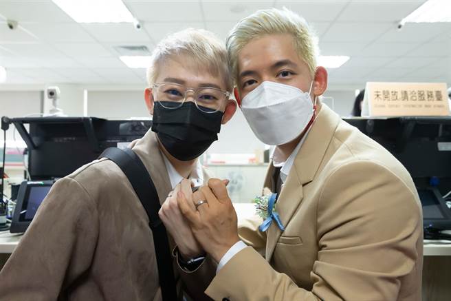 台灣籍男子信奇（右起）與澳門伴侶阿古，經台北高等行政法院於今年5月6日宣判勝訴後，13日在台灣伴侶權益推動聯盟律師團的陪同下，前往中正戶政事務所登記結婚，成為台灣史上第一對台灣與澳門籍跨國同性配偶。（羅永銘攝）