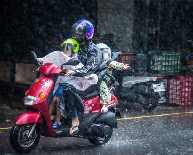 午后雷雨弹开炸，17县市大雨特报。（罗永铭摄）