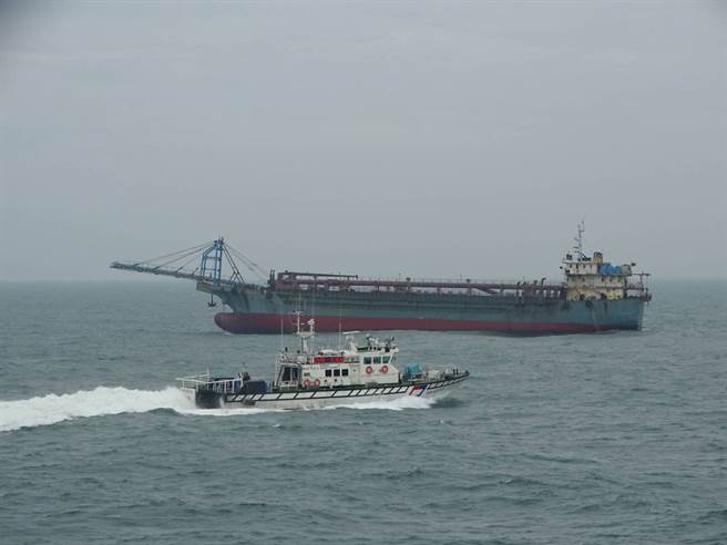 台美11日已召開首次台美海巡工作小組視訊會議。雙方針對海上執法、打擊非法與未報告、不受規範的漁業活動，以及聯合海上搜救等議題展開討論。圖為大陸船隻盜採砂石，海巡署派艦前往。(圖/中央社)