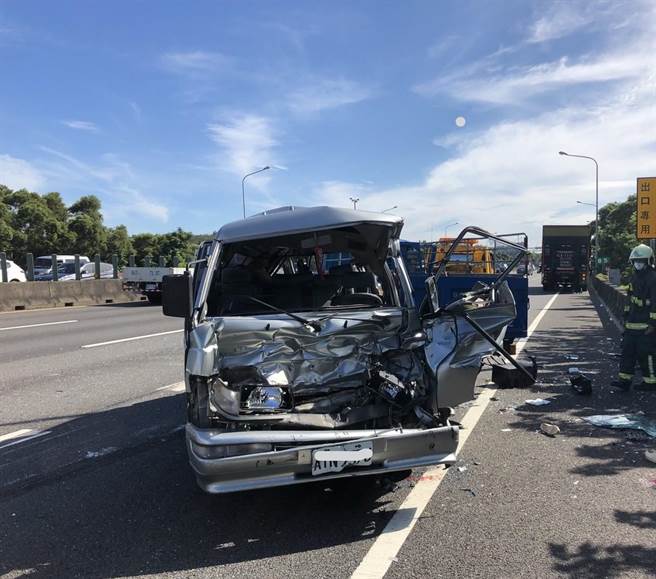 國道1號北上85公里處13日上午發生4車追撞，廂型車車頭凹陷全毀。（蕭靈璽翻攝）