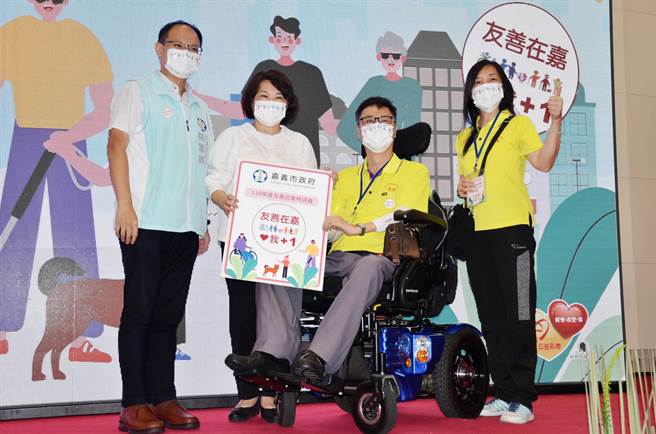 為營造身障朋友友善環境，嘉義市社會處推出「友善在嘉，愛我＋1」計畫。（呂妍庭攝）
