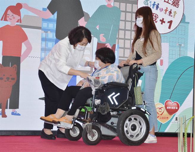 嘉義市長黃敏惠今13日親自為特派員受證，強調友善就是嘉義市的共同特質。（呂妍庭攝）