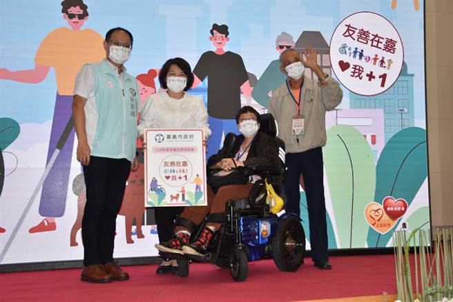 嘉義市長黃敏惠今13日親自為特派員受證，強調友善就是嘉義市的共同特質。（呂妍庭攝）