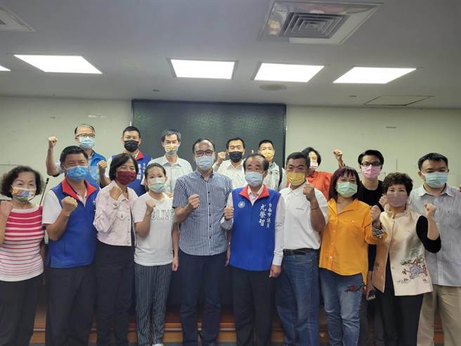 前国民党主席朱立伦（前排中条纹者）造访台南市议会国民党团，寻求支持他竞选国民党主席。（程炳璋摄）