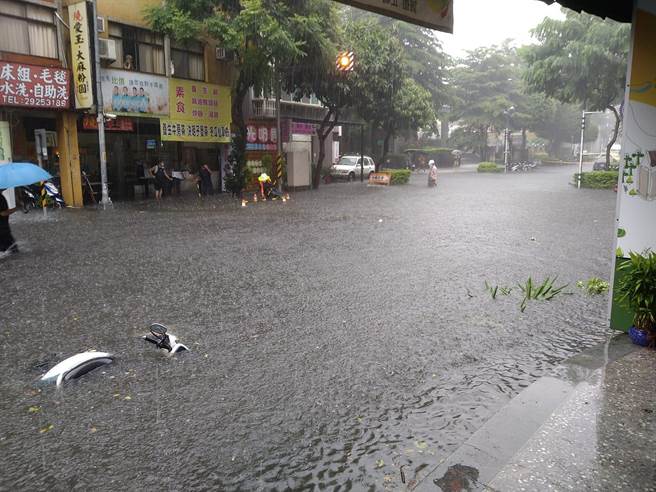 国光路水深一度达约20公分，一辆倾倒的机车因此淹没于积淹水中。（摘自我是永和人脸书社团）