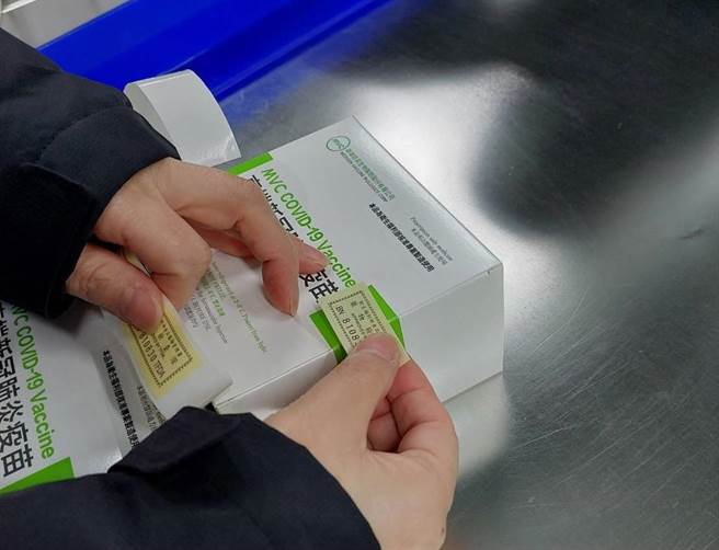 卫福部长陈时中期望8月23日开打时将有60万剂能供使用，但目前只有35万剂完成食药署检验封缄，陈时中解释，高端必须通过严格的检验标准，无法保证一定过。（图／食药署提供）