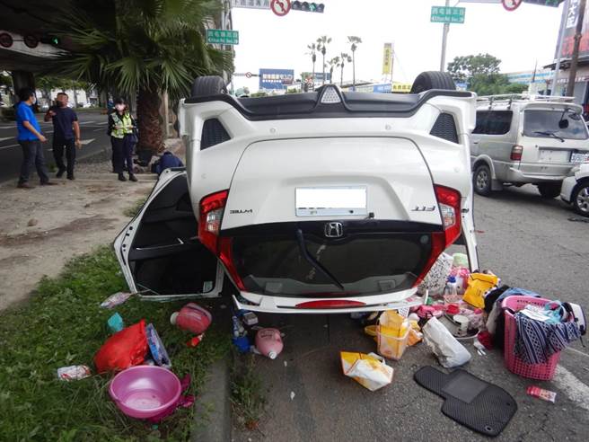 台中市74号快速道路西屯路匝道，今日发生一起一名汽车驾驶人，下匝道时疑未注意前面有3辆车正在停等红等，不只追撞上去，车子还翻车翻到隔壁车道「倒头栽」。（民眾提供／卢金足台中传真）