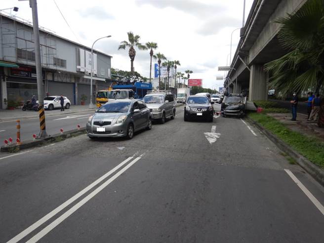 台中市74号快速道路西屯路匝道，今日发生一起一名汽车驾驶人，下匝道时疑未注意前面有3辆车正在停等红等，不只追撞上去，车子还翻车翻到隔壁车道「倒头栽」。（民眾提供／卢金足台中传真）