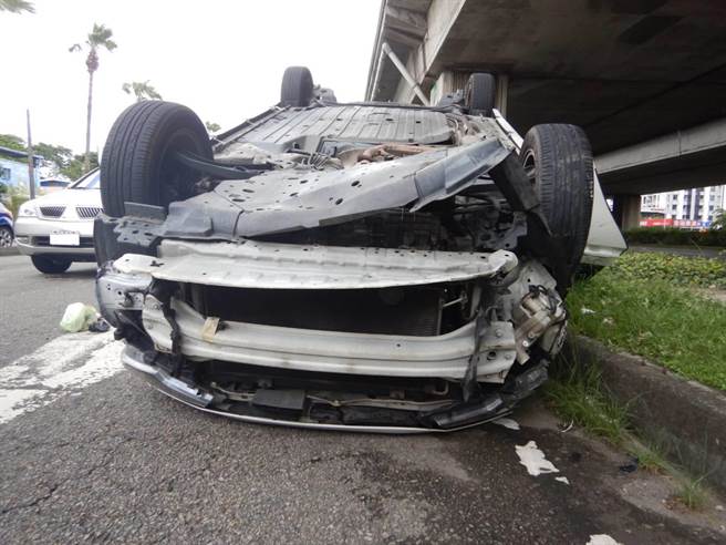 台中市74号快速道路西屯路匝道，今日发生一起一名汽车驾驶人，下匝道时疑未注意前面有3辆车正在停等红等，不只追撞上去，车子还翻车翻到隔壁车道「倒头栽」。（民眾提供／卢金足台中传真）