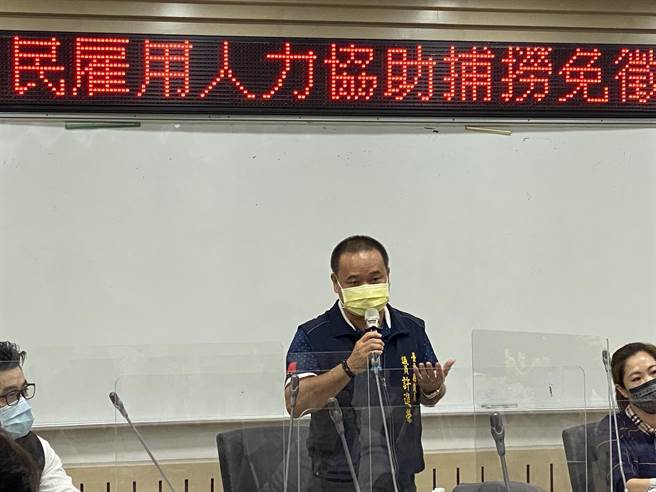 台东县各地渔会及县议员许进荣13日至台东县议会陈情。（蔡旻妤摄）