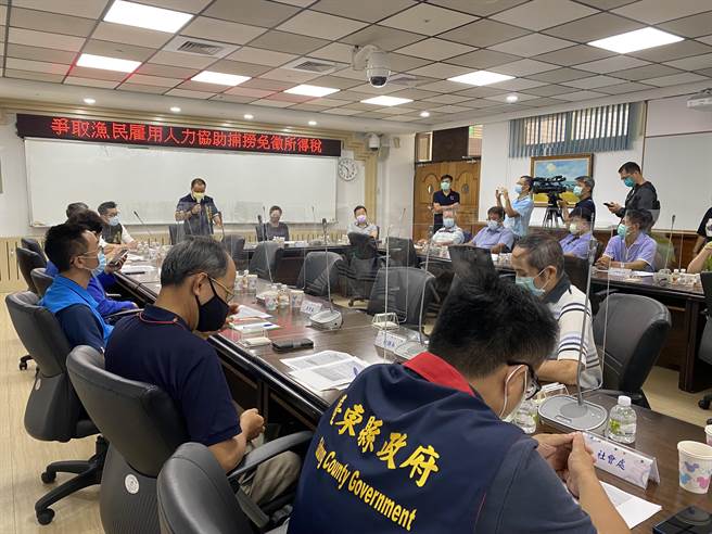 台东县各地渔会及县议员许进荣13日至台东县议会陈情。（蔡旻妤摄）