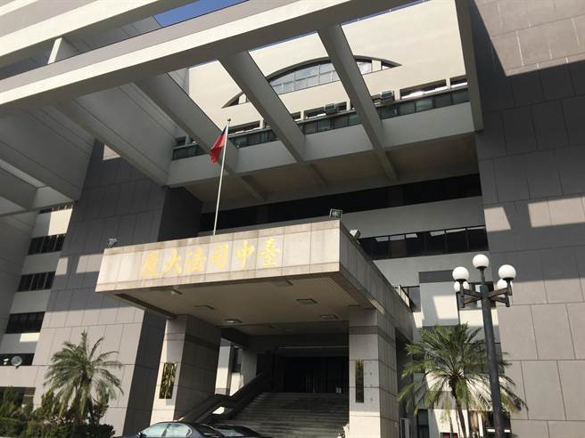 曾姓诈骗集团车手因不满陈姓车手头分赃不均，竟以黑吃黑方式意图取走陈男款项，台中检方依加重强盗未遂罪起诉。(林欣仪摄)