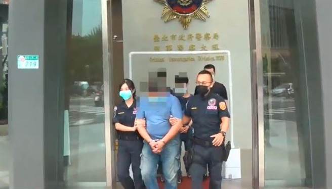 疫情影响铁工厂生意 老板私下改枪1把只卖2万5000元。（翻摄自影片）
