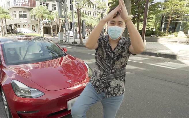 余祥铨担任《地球黄金线网路版》来宾 展示招牌「鱼翔拳」动作。（TVBS提供）