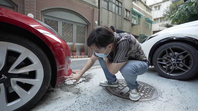 特斯拉新车不小心擦撞 余祥铨内心崩溃。（TVBS提供）
