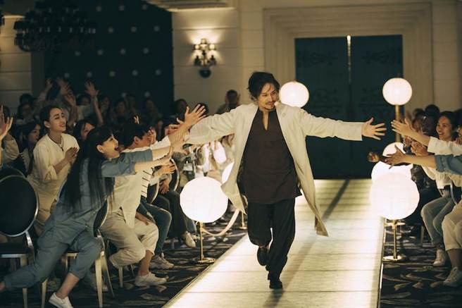 金钟影帝姚淳耀此次剧中饰演教主。（络思本娱乐制作提供）